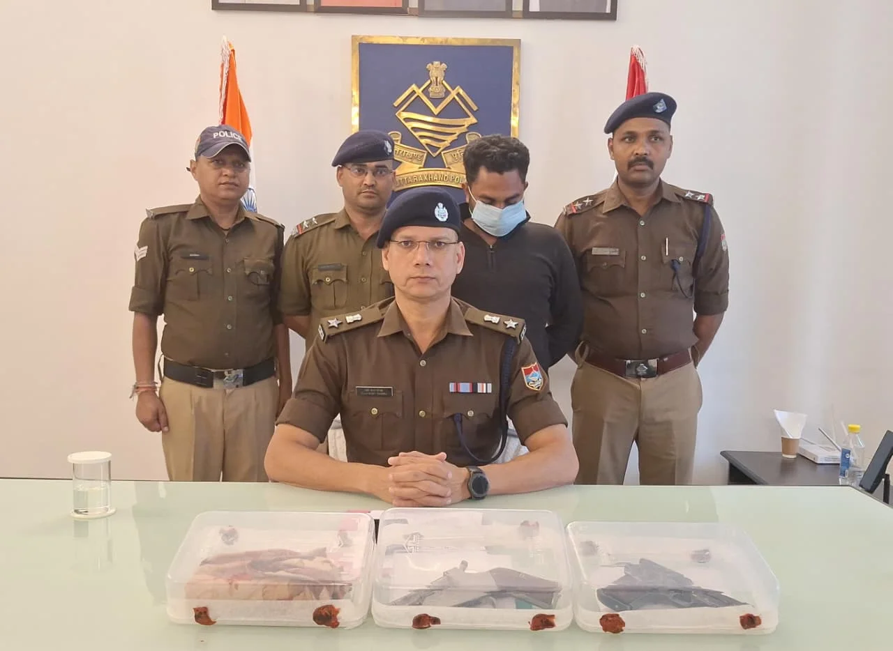 एसएसपी मणिकांत मिश्रा का अपराधियों के विरुद्ध सख्त रुख, अवैध असलहों के साथ शातिर अभियुक्त गिरफ्तार