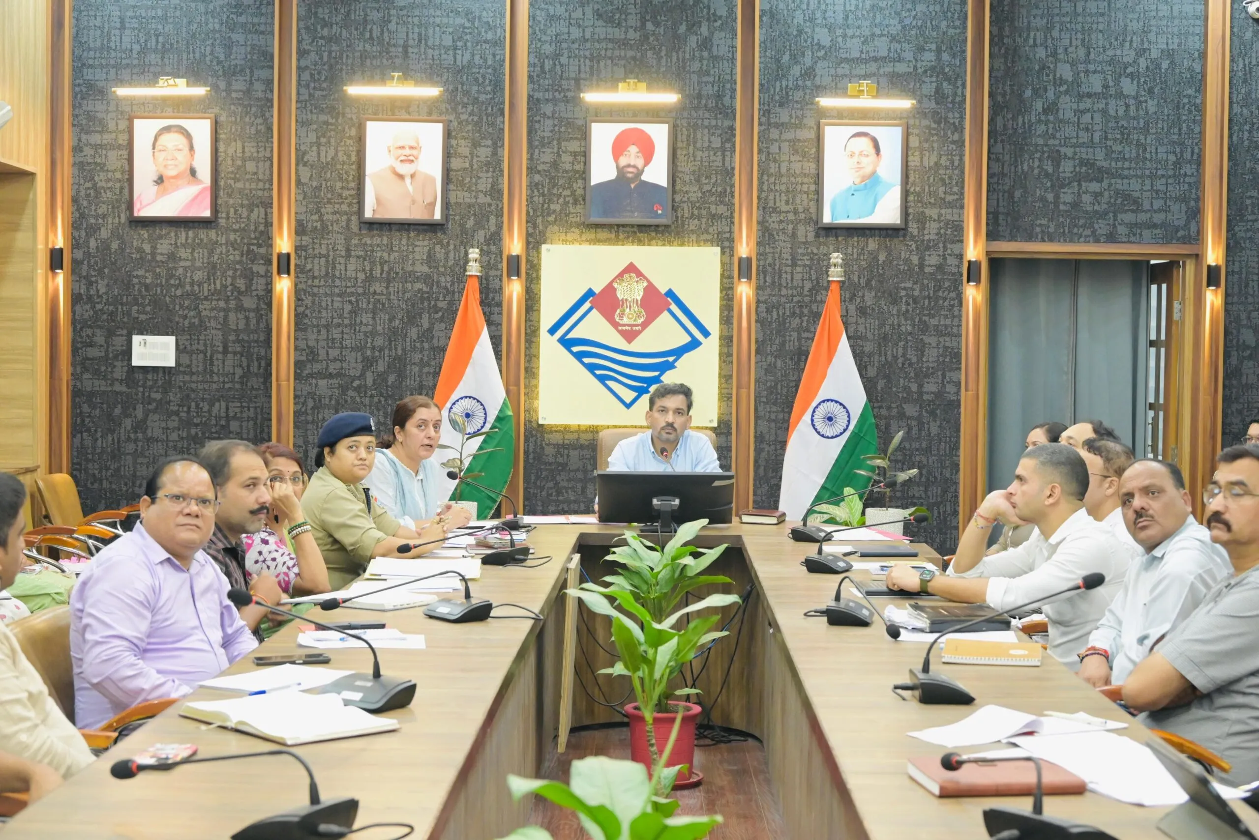 बाल संरक्षण एवं पुनर्वास कार्यों में तेजी लाएं अधिकारी, बच्चों के हित सर्वोपरि: डीएम डॉ. आशीष चौहान