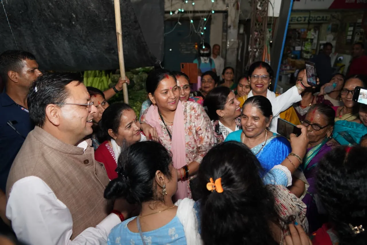 जल सृष्टि पार्क के लोकार्पण से लौटते समय प्रोटोकॉल तोड़कर सीएम धामी ने अचानक रुकवाया काफिला: बच्चों और आमजन के साथ खिंचवाईं सेल्फी