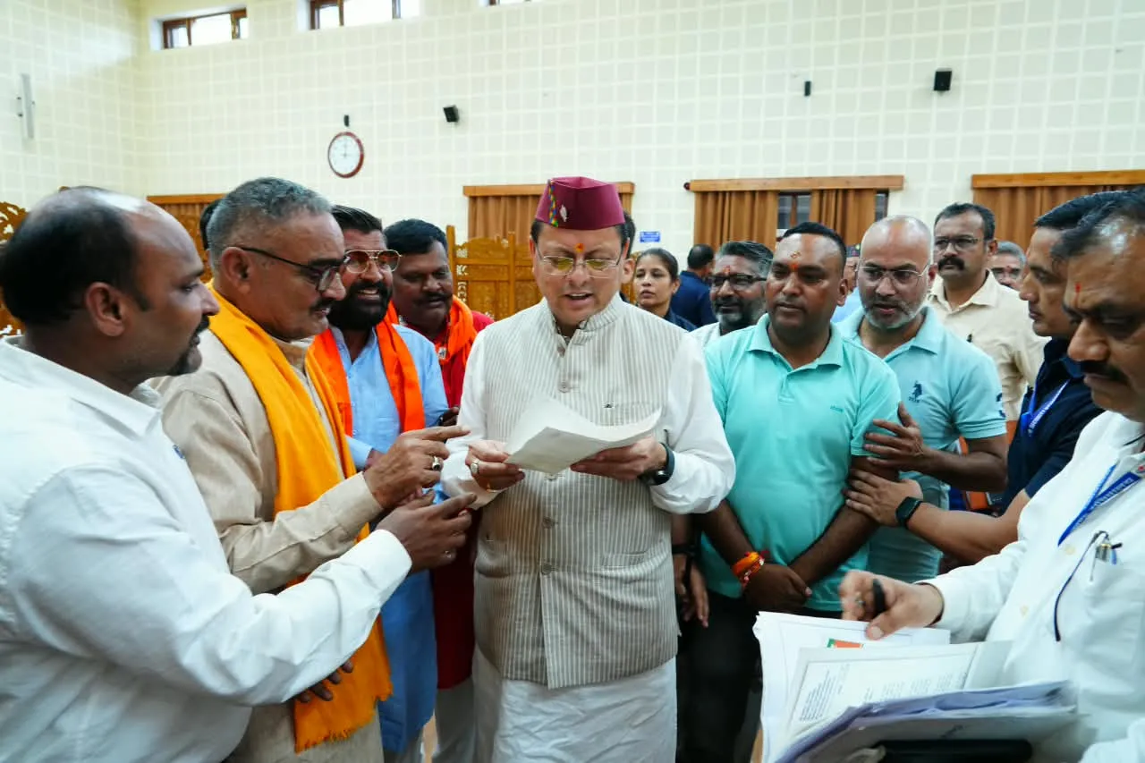 मुख्यमंत्री ने मुख्य सेवक सदन में प्रदेश के विभिन्न क्षेत्रों से आए लोगों की समस्याएं सुनी