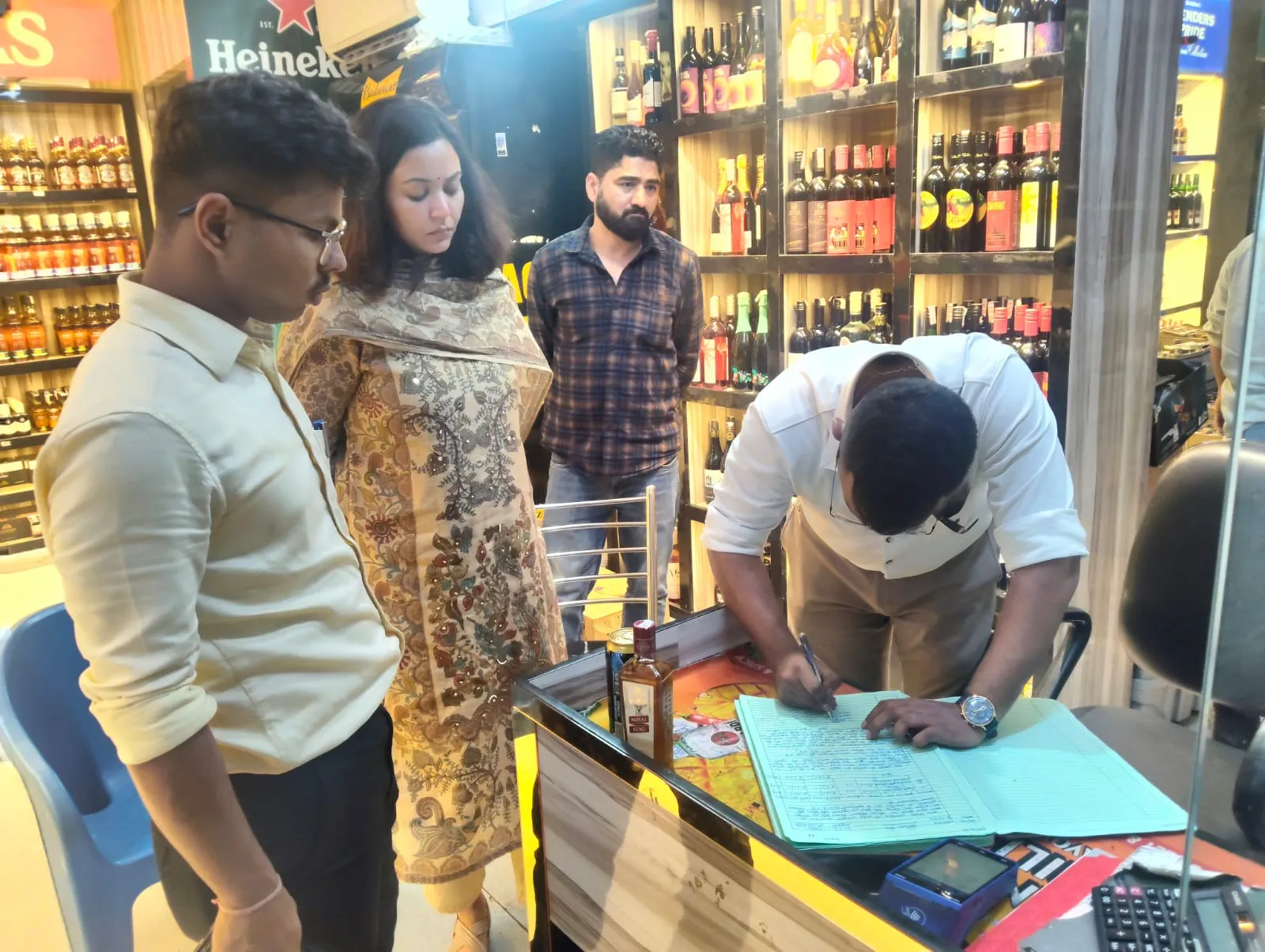 ओवररेटिंग पर डीएम का सख्त एक्शन: देर रात शराब दुकानों पर ताबड़तोड़ छापेमारी