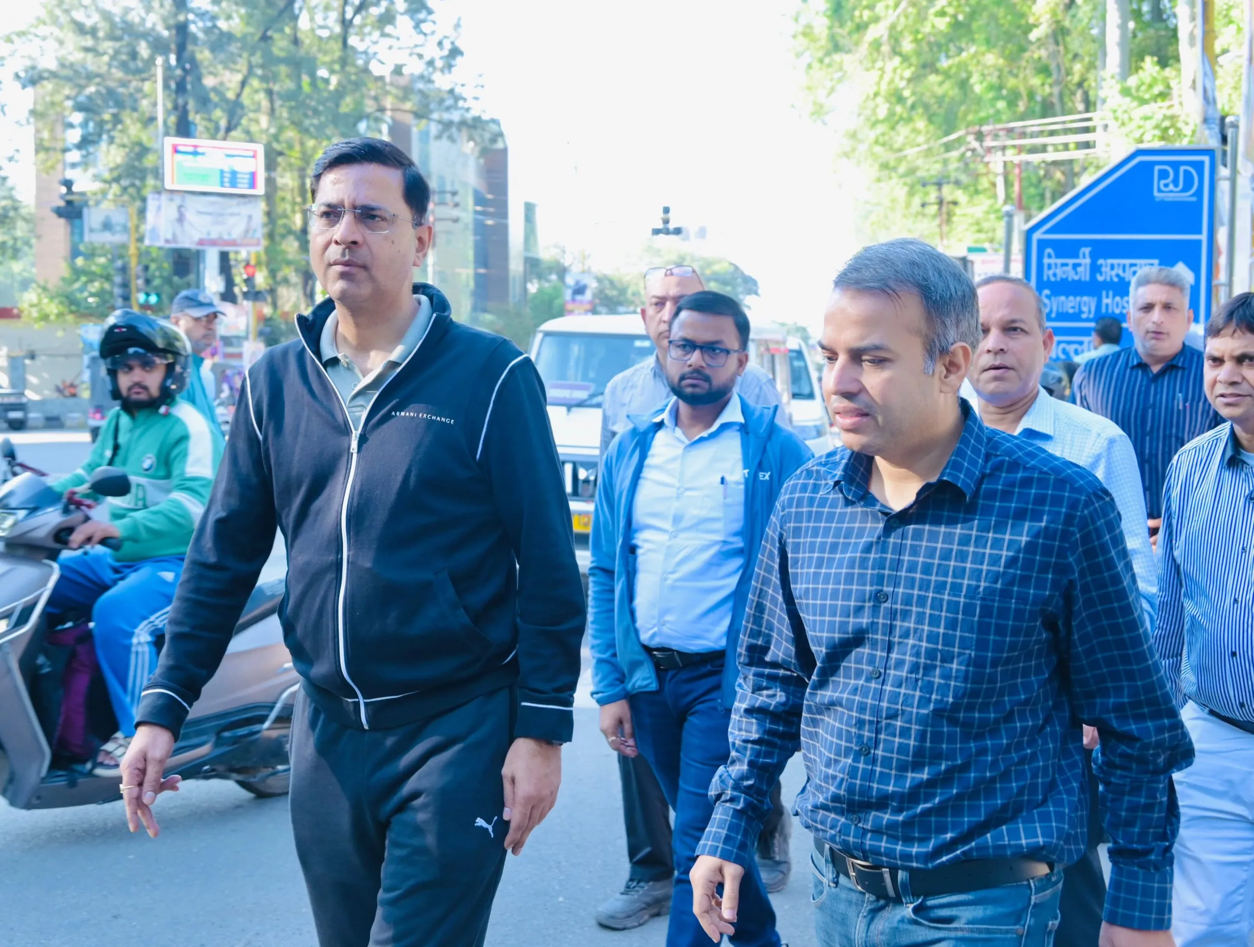 सड़क सुधार कार्यों की पड़ताल करने तड़के मैदान में उतरे सचिव लोक निर्माण विभाग पंकज कुमार पांडेय