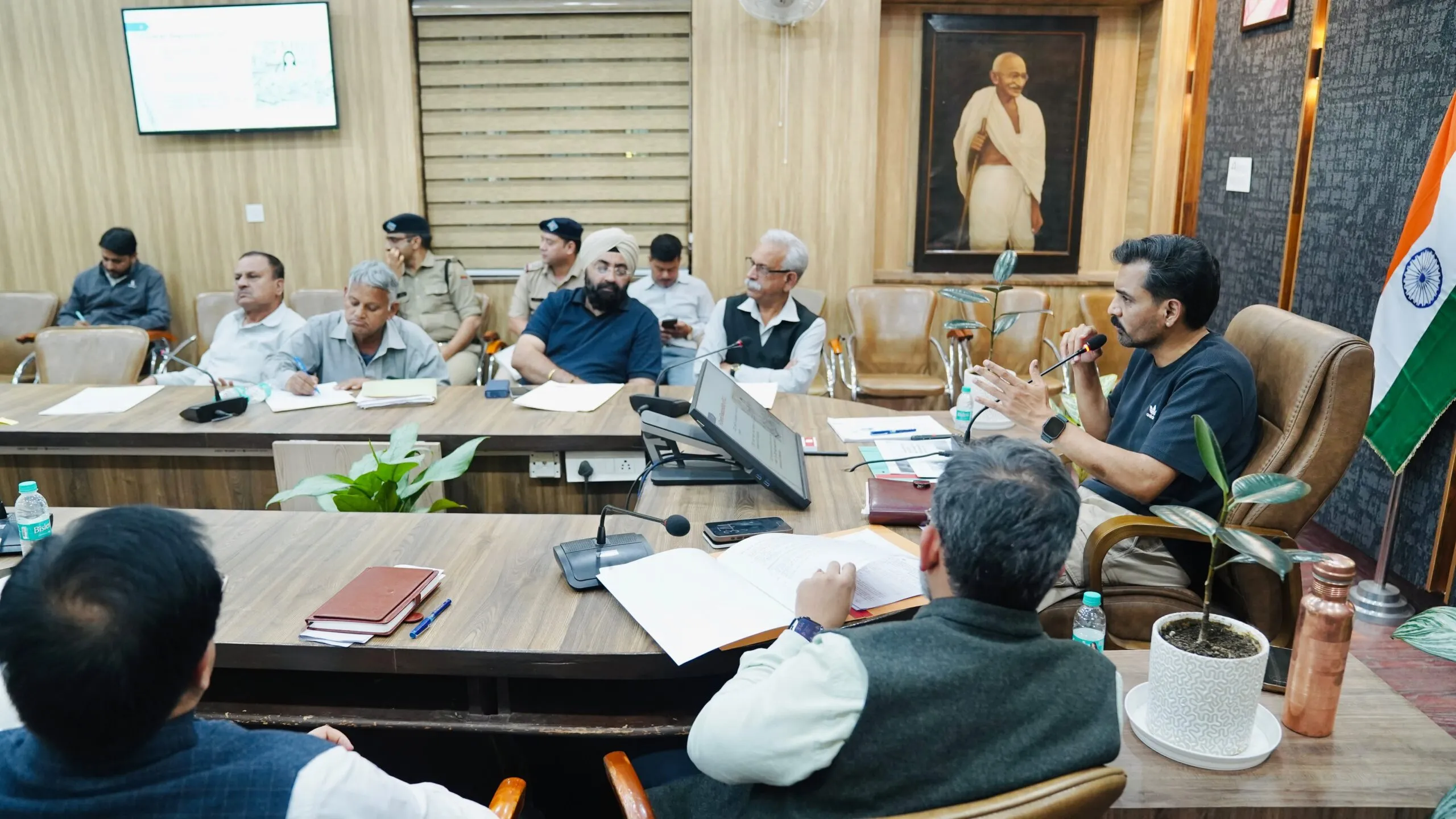 देहरादून में 23 अक्टूबर से ईवीएम की तकनीकी जांच: डीएम ने राजनीतिक दलों से मांगा सहयोग