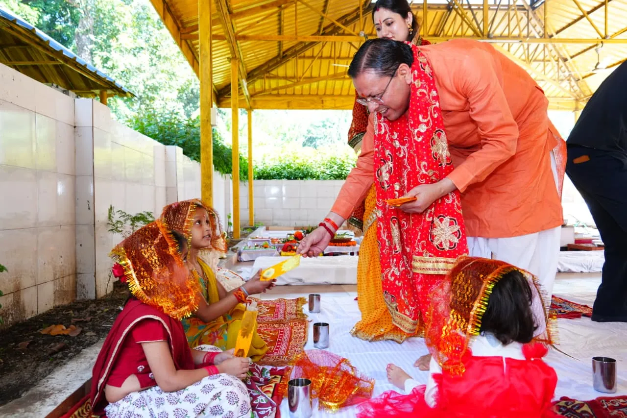 सीएम धामी ने शारदीय नवरात्रि की महानवमी पर किया हवन एवं कन्या पूजन: प्रदेश की खुशहाली की की कामना