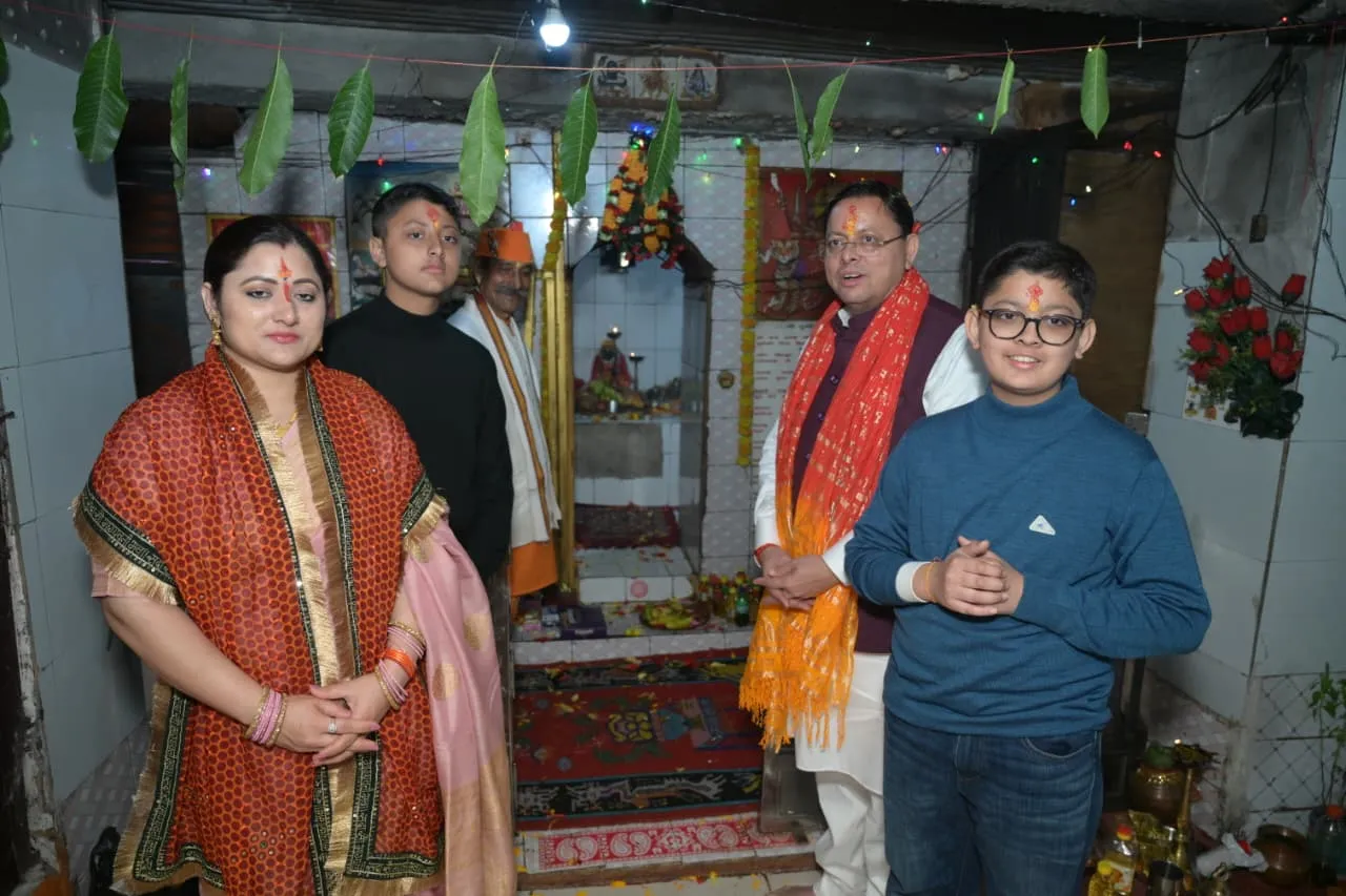 सीएम धामी ने पैतृक गांव हड़खोला स्थित श्री हरि चंद देवता मंदिर में की पूजा-अर्चना