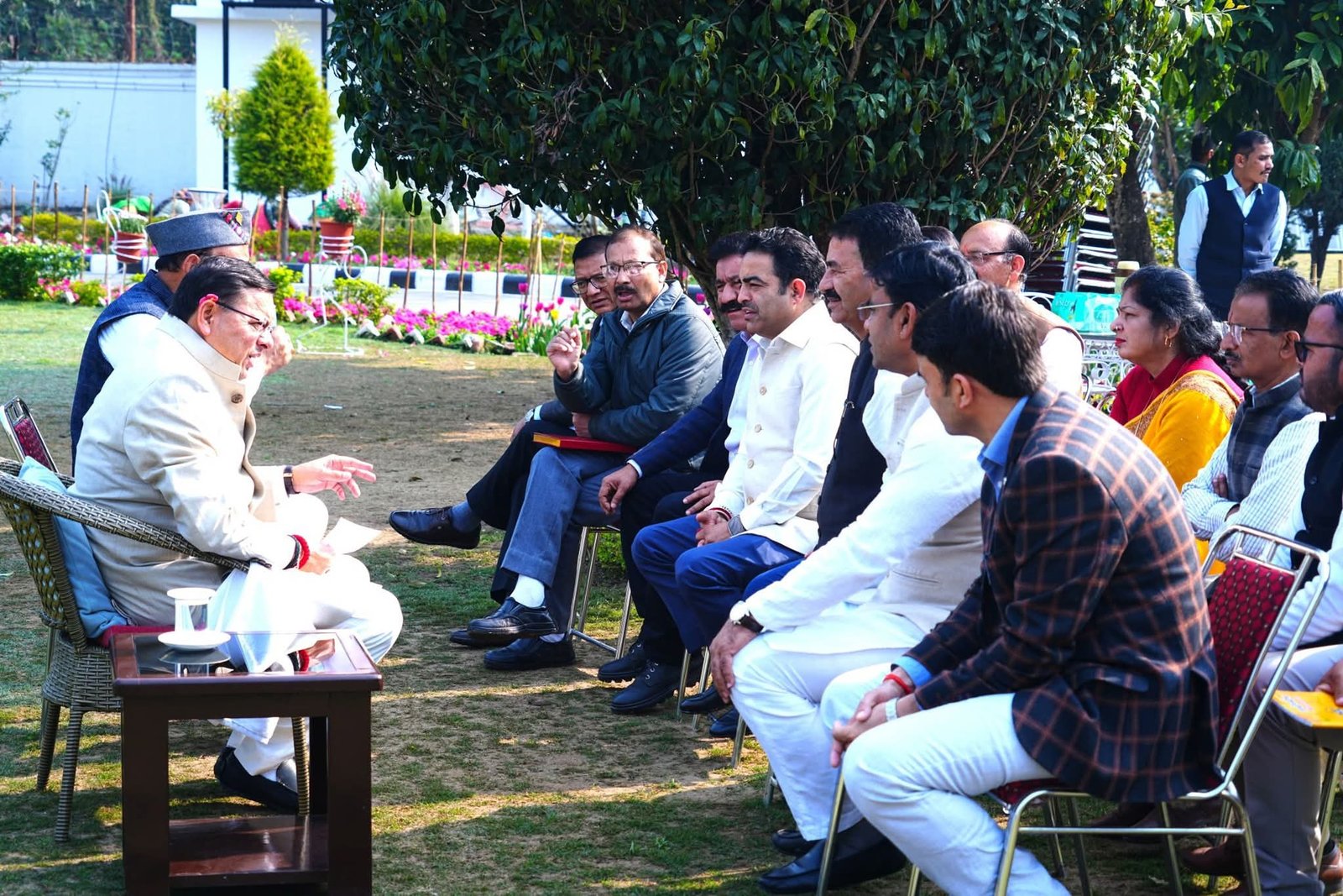 सरकारी दफ्तरों में बढ़ेगी सुरक्षा: सीएम धामी ने एसओपी बनाने के दिए निर्देश