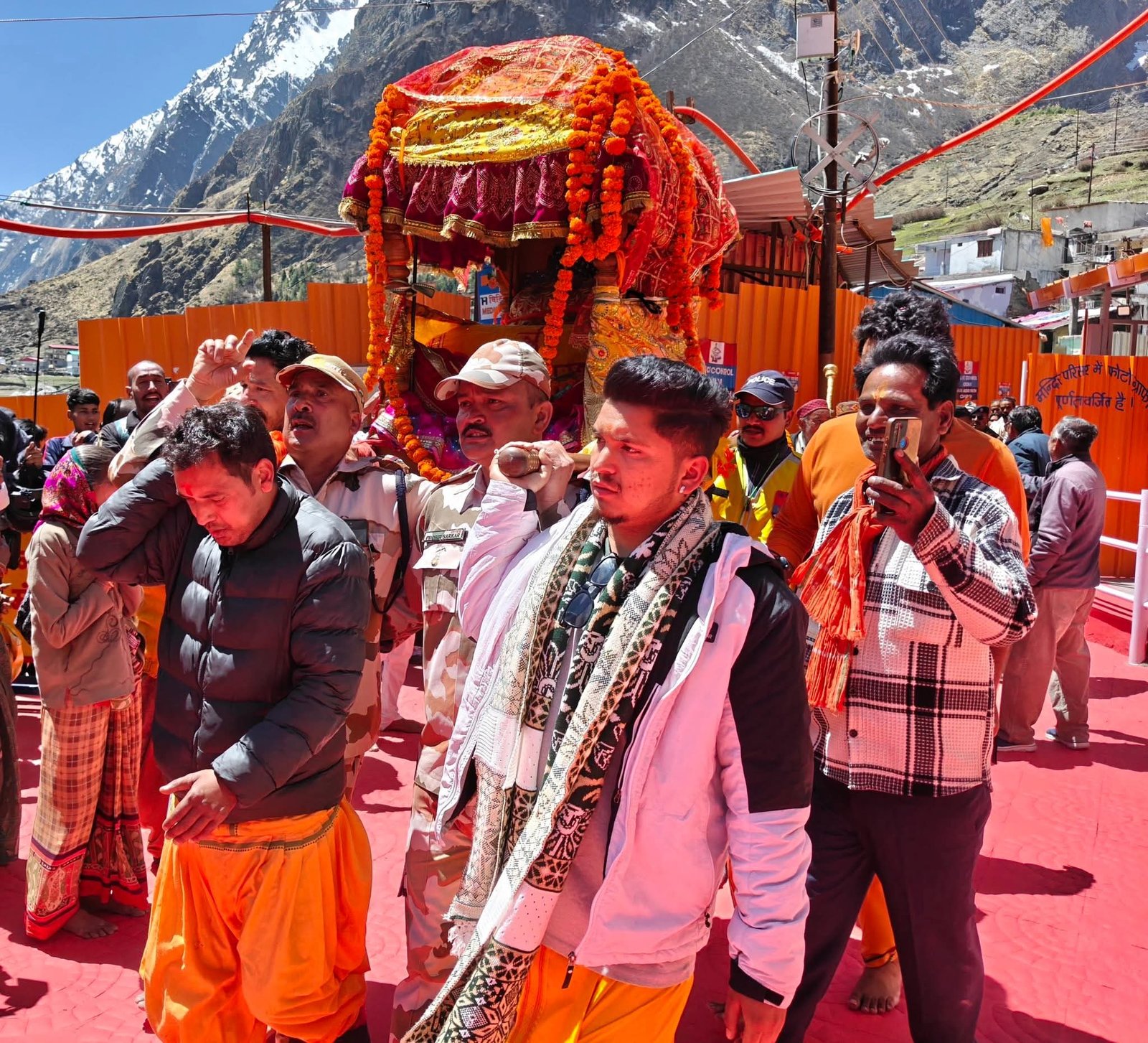 बदरीनाथ पहुंची देव डोलियां: कल खुलेंगे भगवान विष्णु के धाम बदरीनाथ धाम के कपाट