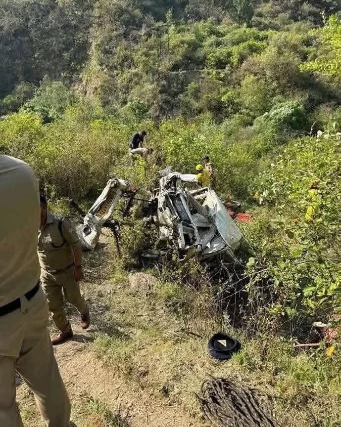 दुखद हादसा: टिहरी के चंबा-कोटी कॉलोनी मार्ग पर भीषण सड़क हादसा: गहरी खाई में गिरी मैक्स, 8 की मौत