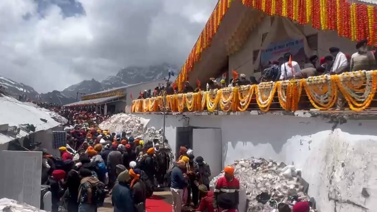 श्री हेमकुंट साहिब यात्रा 2026 का शुभारंभ: पारंपरिक भव्यता और सैन्य सम्मान के साथ