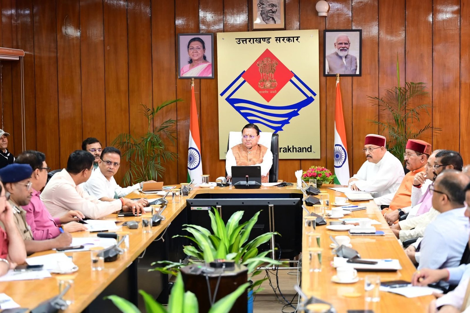 चारधाम यात्रा प्रबंधन का मूल मंत्र ‘सुरक्षित यात्रा, सुगम दर्शन और सतत संवाद’ होना चाहिए: श्रद्धालुओं की सुरक्षा सर्वोपरि:- सीएम धामी