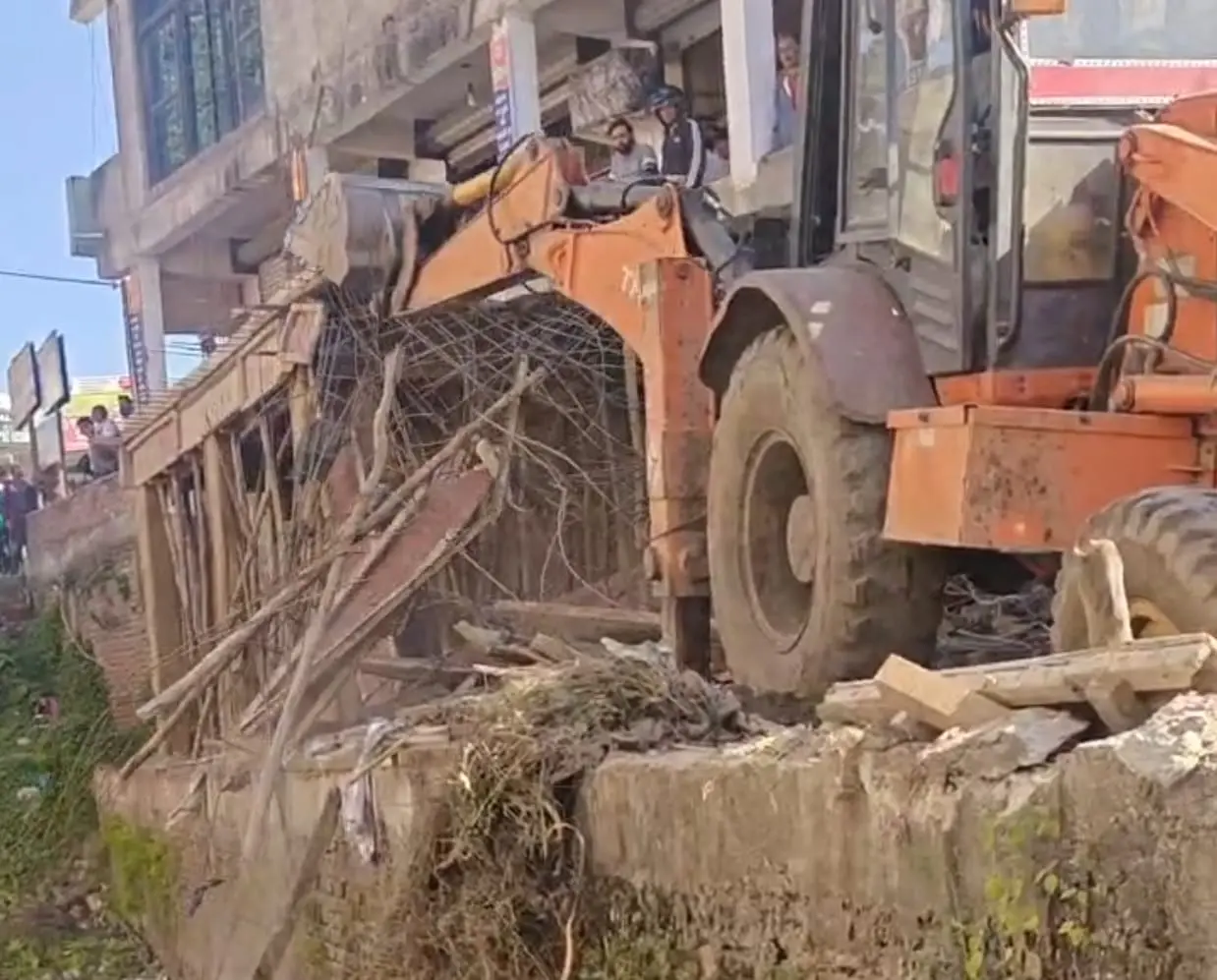 पत्रकार पर हमले के बाद अवैध निर्माण धस्त, हमलावर गिरफ्तार