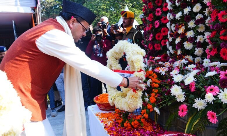 मुख्यमंत्री ने विजय दिवस पर शहीद स्मारक में पुष्पचक्र अर्पित कर वीर बलिदानियों को दी श्रद्धांजलि