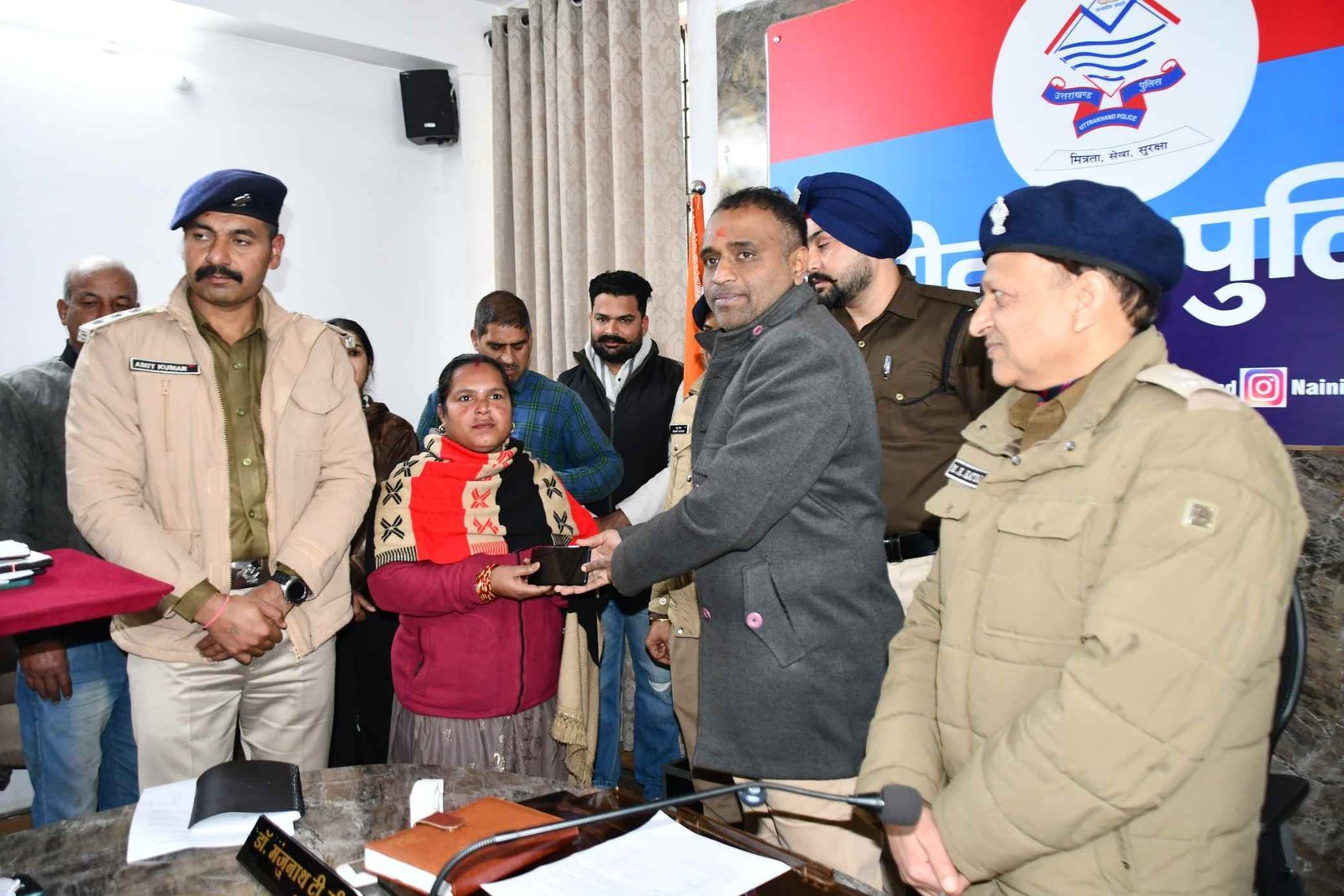 बड़ी खबर-(हल्द्वानी) नव वर्ष से पूर्व पुलिस ने 33 लाख से अधिक कीमत के 206 मोबाईल फोन वापस कर फरियादियों के चेहरे पर बिखेरी मुस्कान