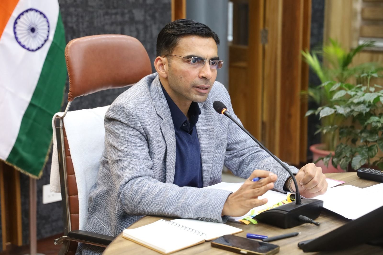 लंबित राजस्व वादों पर डीएम सख्त: एक साल पुराने मामलों के शीघ्र निस्तारण के दिए आदेश