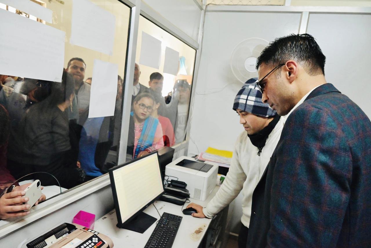 Action: डीएम का औचक निरीक्षण, सब रजिस्ट्रार कार्याल