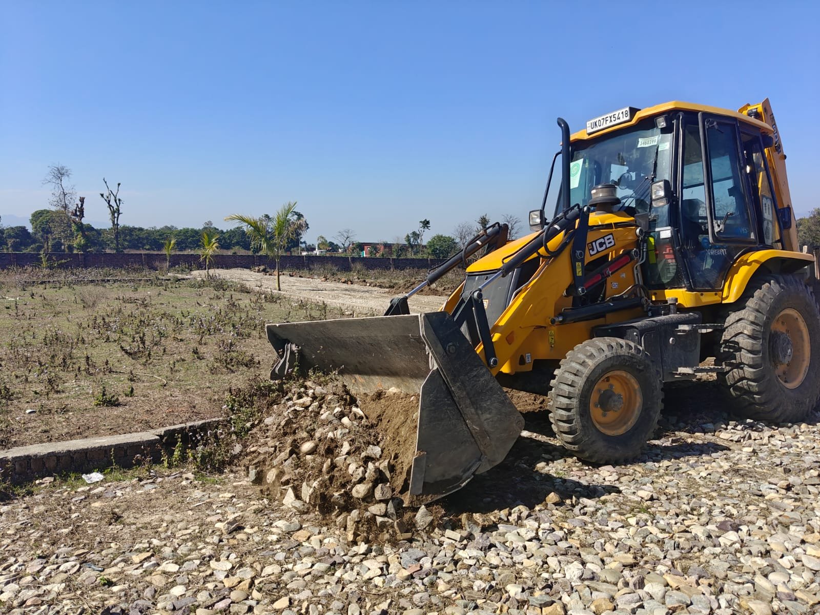 MDDA की सख्ती: 125 बीघा भूमि पर की जा रही अवैध प्लॉटिंग पर चला एमडीडीए का बुलडोजर