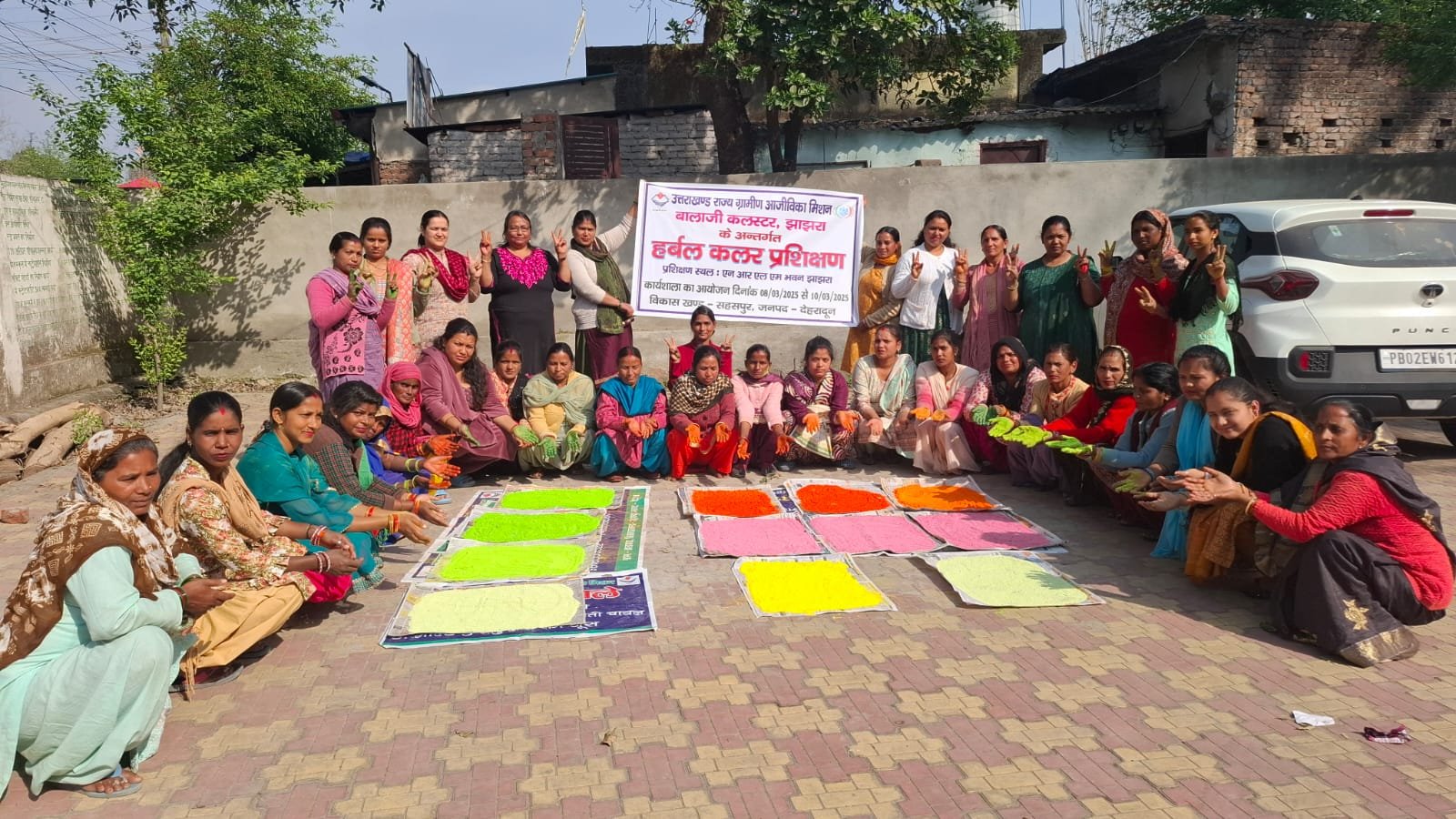 ग्रामीण महिलाओं के हर्बल रंगों से महकेगी होली,: घर-घर बिखरेगी खुशियों की बहार