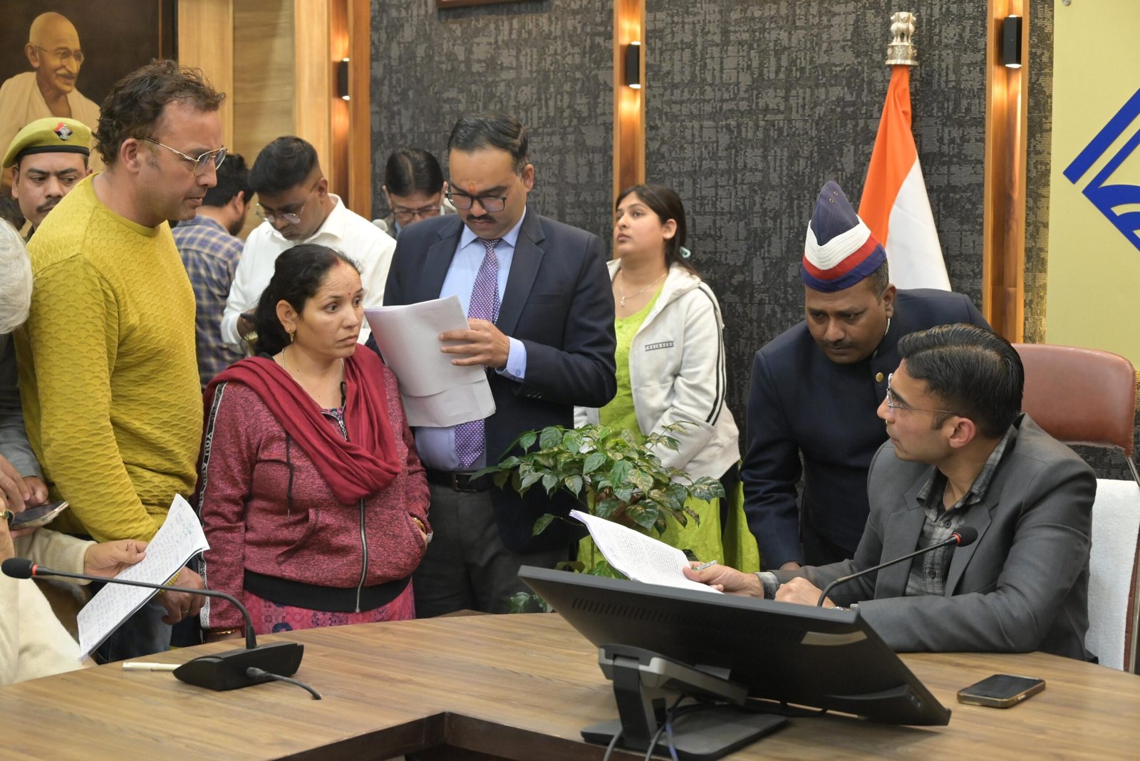 DM जनदर्शन: अपनों की प्रताड़ना झेल रही बुजुर्ग विधवा सुनीता की करूण पुकार पर डीएम ने भरण-पोषण में कराया वाद दर्ज