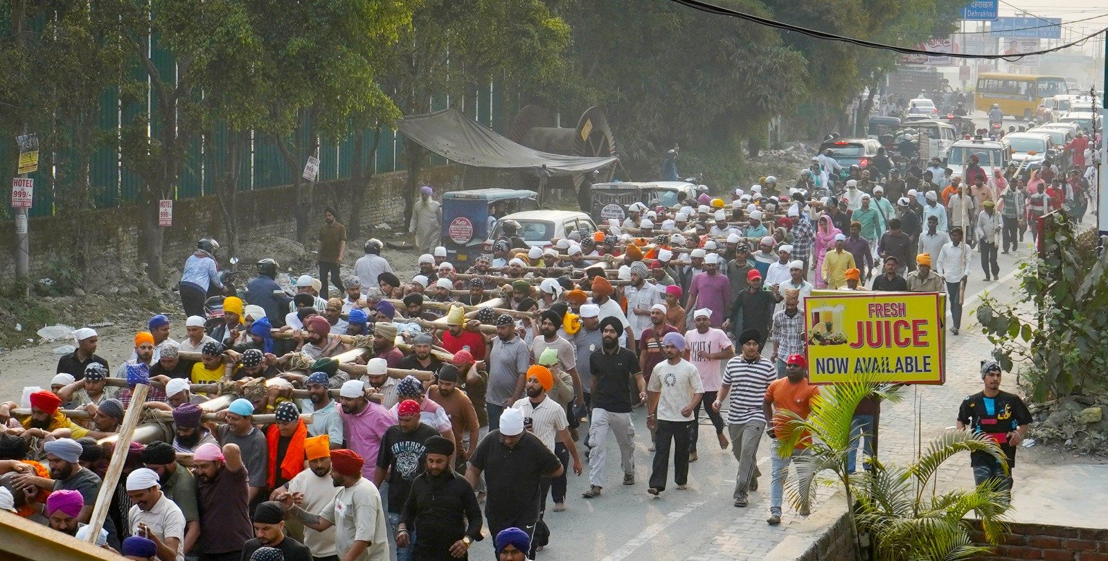 94 फीट ऊंचे नए ध्वजदण्ड को कंधों पर उठाकर श्री दरबार साहिब पहुंची संगतें