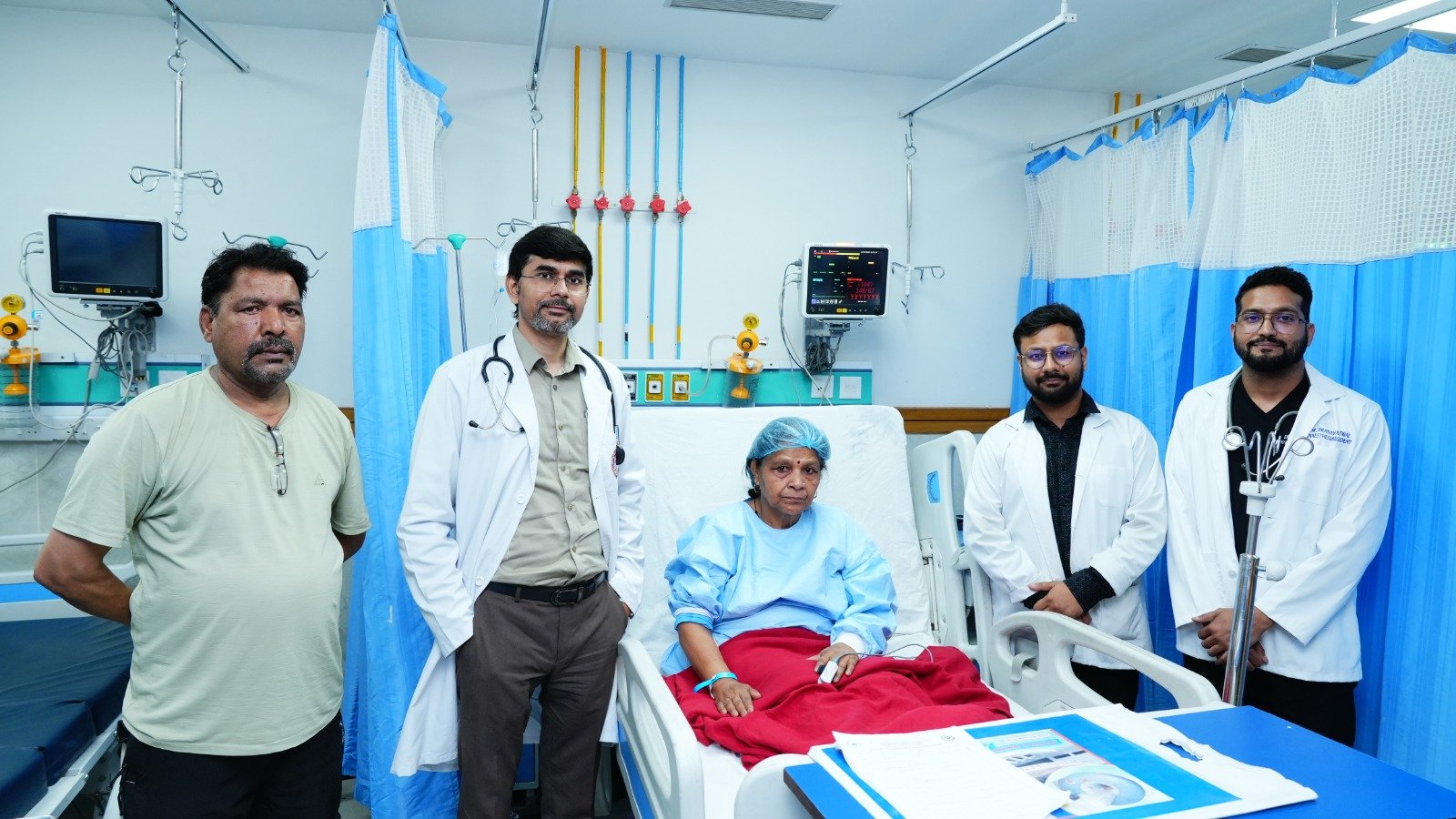 Medical Achievement: श्री महंत इन्दिरेश अस्पताल ने दोनोंमें बिना सर्जरी घुटने के दर्द का सफल उपचार