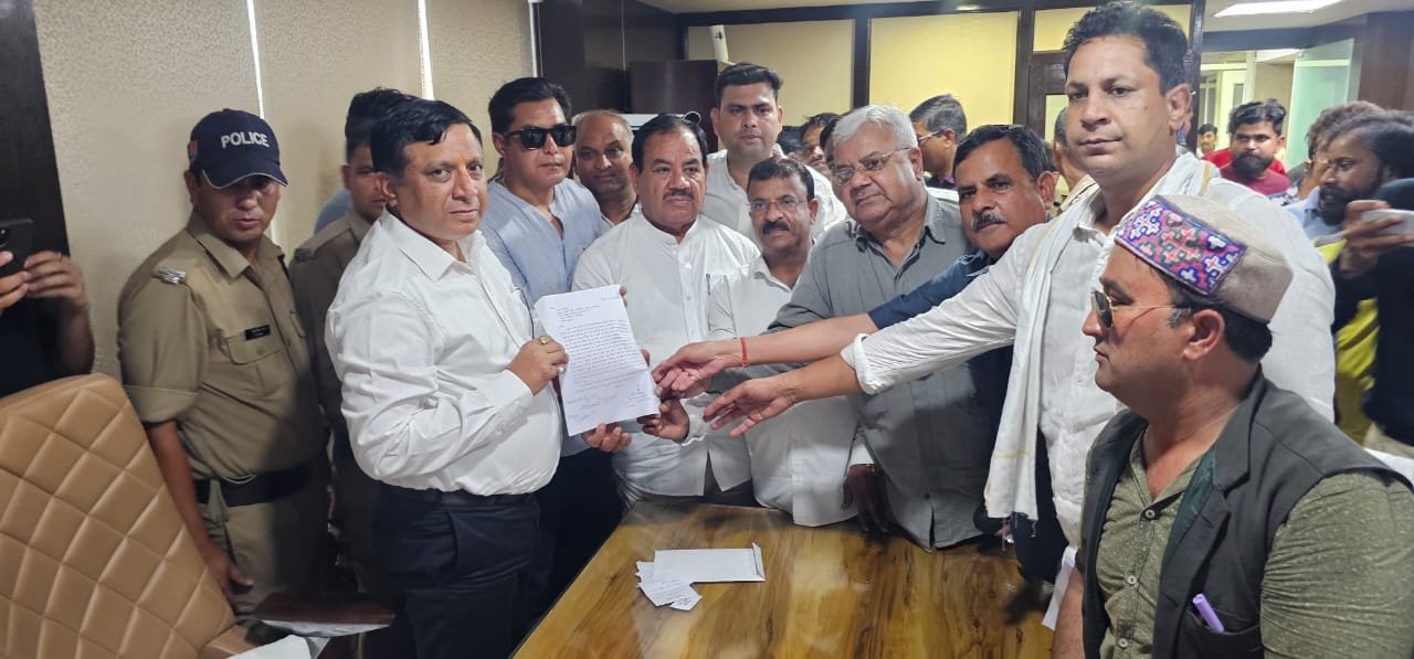 एमडीडीए कॉलोनी चंदर रोड डालनवाला की समस्याओं को लेकर पूर्व मंत्री डॉ. हरक सिंह रावत के नेतृत्व में सौंपा गया ज्ञापन