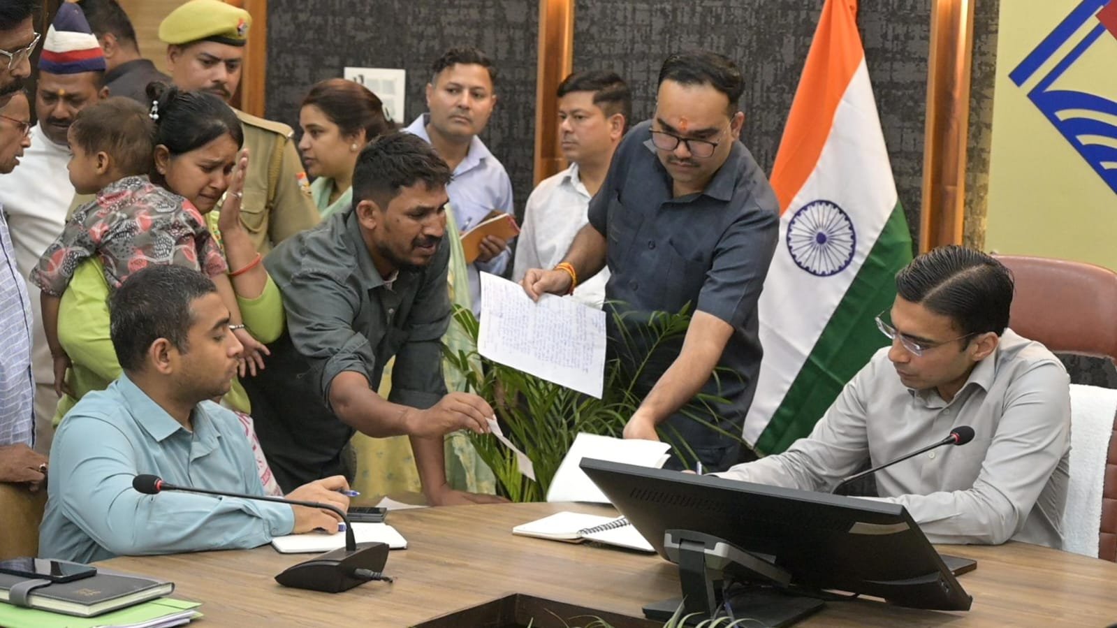 जन समस्याओं के समाधान का भरोसा बना DM ‘जन दर्शन’: फरियादियों की संख्या 300 के पार