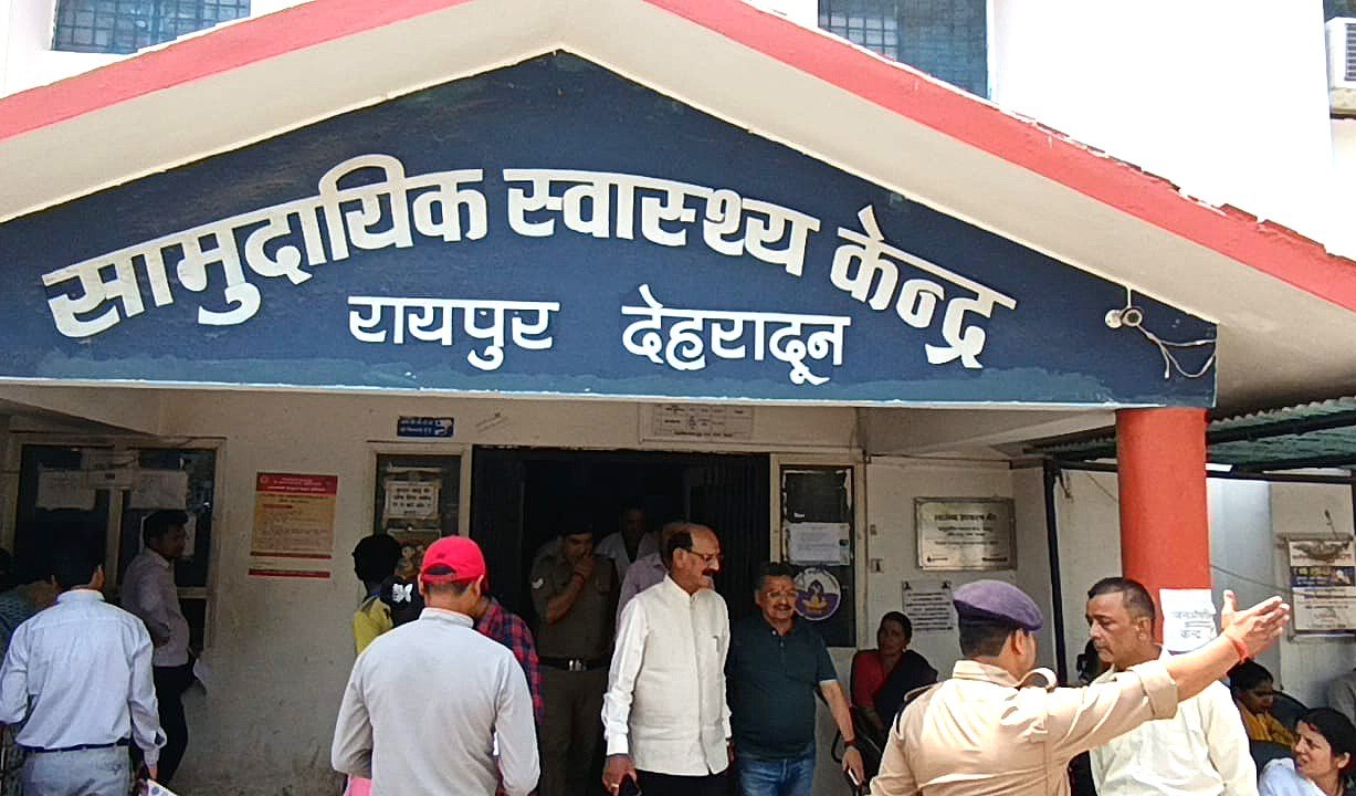 स्वास्थ्य मंत्री सुबोध उनियाल का CHC रायपुर पर औचक निरीक्षण: व्यवस्थाओं का लिया जायजा