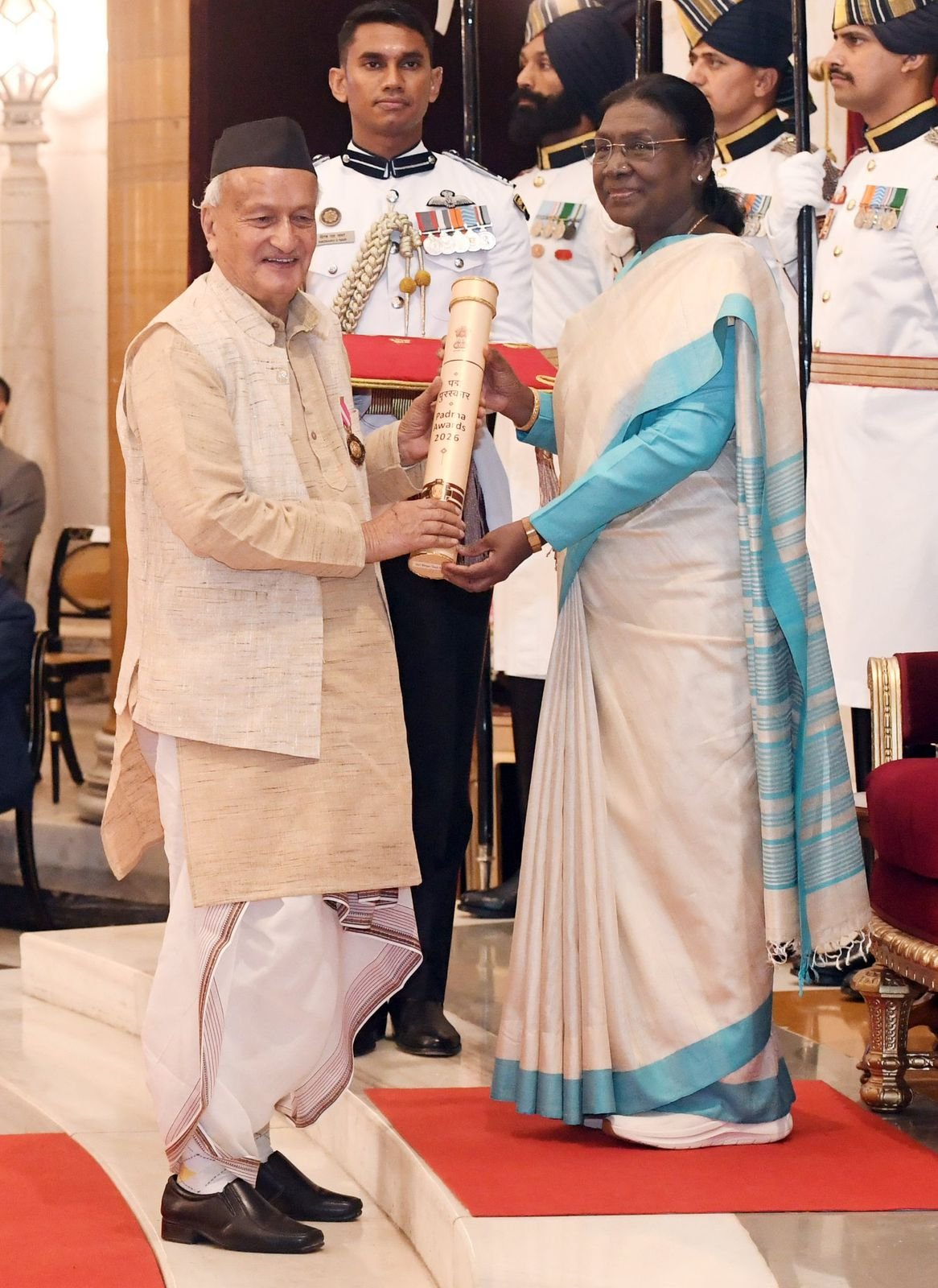 उत्तराखंड के पूर्व मुख्यमंत्री श्री भगत सिंह कोश्यारी को राष्ट्रपति श्रीमती द्रौपदी मुर्मू ने पद्मभूषण से किया सम्मानित