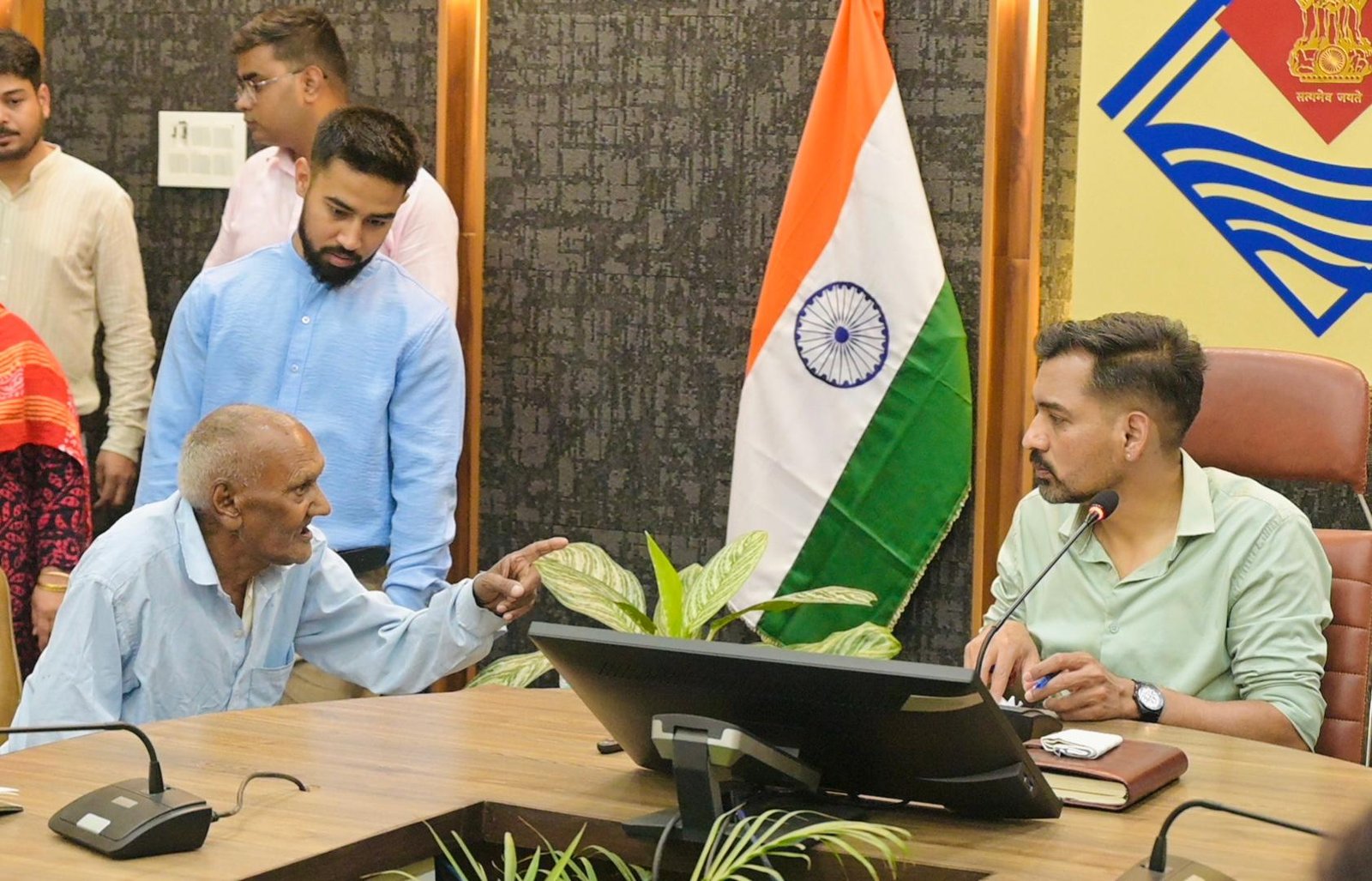 समाधान दिवस पर DM ने सुनी जन समस्याएं: 85 वर्षीय बुजुर्ग की शिकायत पर डीएम सख्त, निगम और निजी भूमि पर अवैध कब्जे की जांच के निर्देश