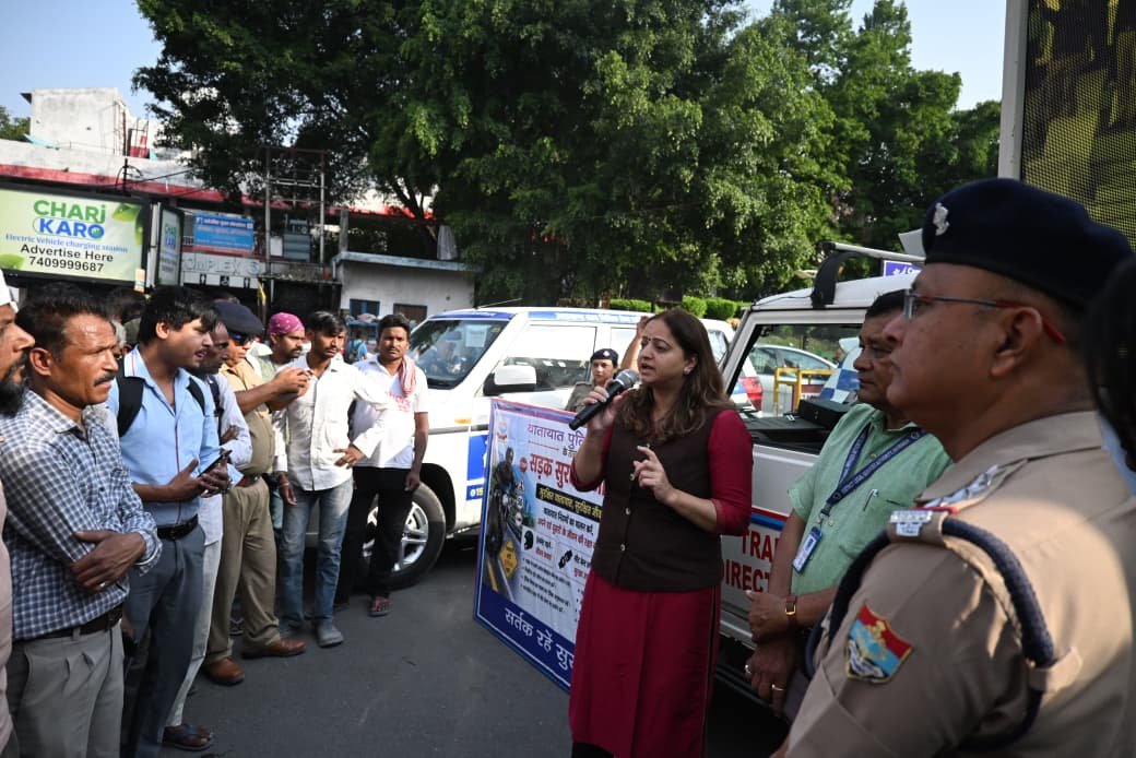जिला विधिक सेवा प्राधिकरण देहरादून द्वारा घण्टाघर में “सडक सुरक्षा जीवन रक्षा” अभियान के अंतर्गत चलाया जागरूकता अभियान