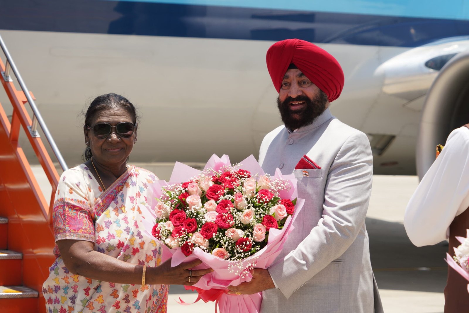 राष्ट्रपति श्रीमती द्रौपदी मुर्मु के देवभूमि उत्तराखण्ड आगमन पर जौलीग्रांट एयरपोर्ट में राज्यपाल एवं मुख्यमंत्री ने किया स्वागत