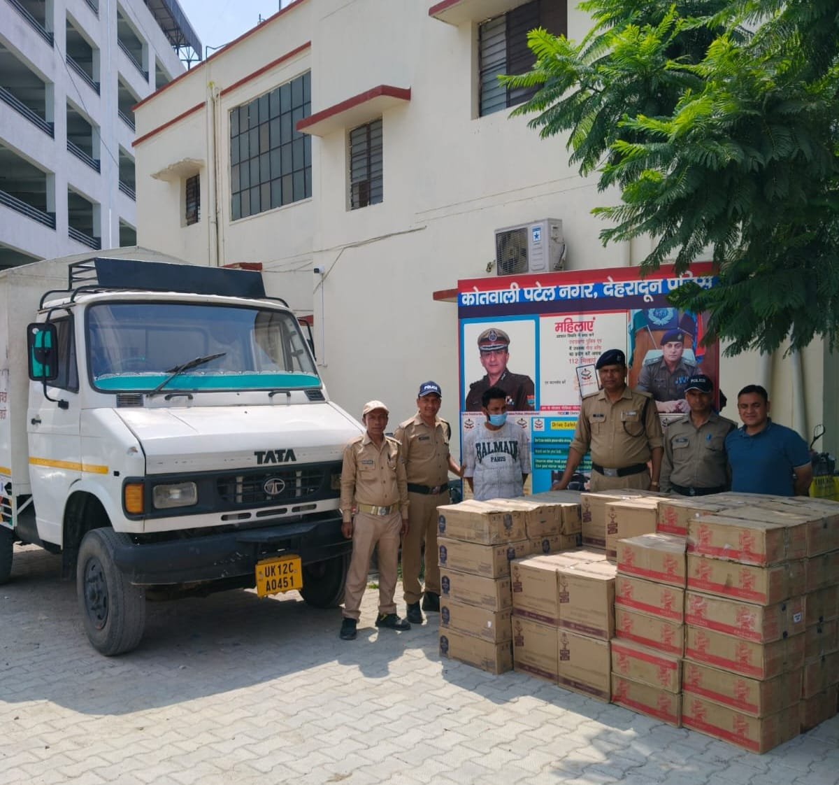 दून पुलिस तथा एसटीएफ की संयुक्त टीम द्वारा 01 अवैध शराब तस्कर गिरफ्तार: 08 लाख रुपये मूल्य की 80 पेटी अवैध अग्रेजी शराब बरामद