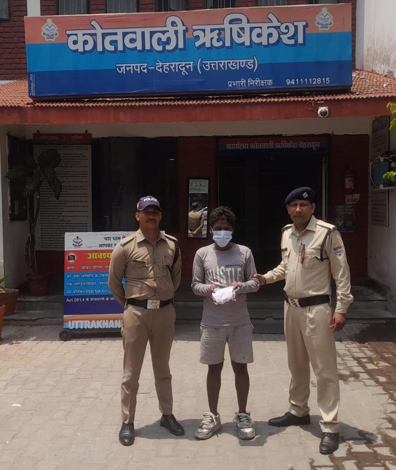 01 शातिर नशा तस्कर को पुलिस ने किया गिरफ्तार: अभियुक्त के कब्जे से 133 ग्राम अवैध चरस बरामद