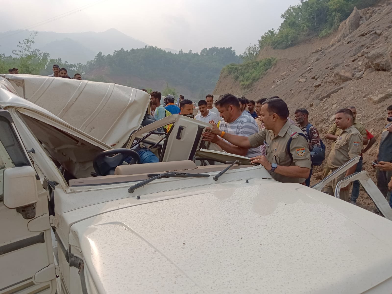 कोटद्वार-पौड़ी NH पर दर्दनाक हादसा: सतपुली में सड़क चौड़ीकरण के दौरान बोलेरो पर गिरा बोल्डर, एक की मौत, दो घायल