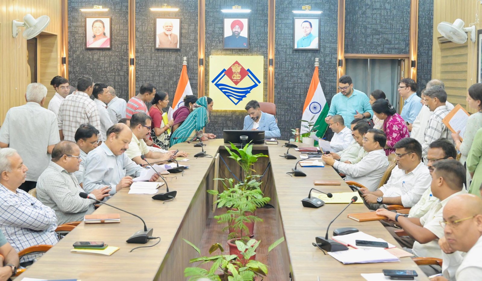 समाधान दिवस पर डीएम ने सुनी 171 फरियादियों की समस्याएं: अधिकांश मामलों का ऑन द स्पॉट निस्तारण