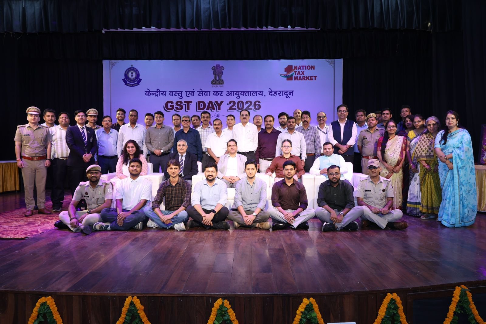 उत्कृष्ट कर अनुपालन एवं राजस्व संवर्धन में योगदान के लिए विशिष्ट करदाताओं और विभागीय अधिकारियों को किया गया सम्मानित