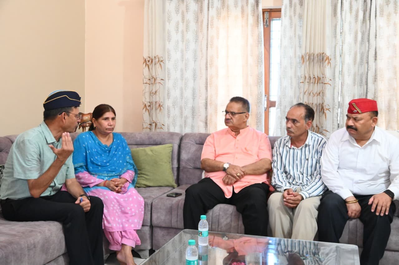 असम विमान दुर्घटना में शहीद हुए स्क्वाड्रन लीडर प्रशांत सिंह के परिजनों से भेंट कर शोक संवेदना व्यक्त करते सैनिक कल्याण मंत्री गणेश जोशी