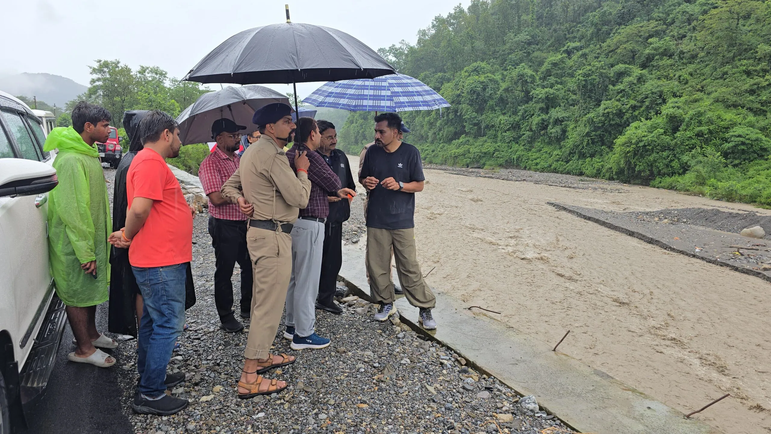 भारी वर्षा के बीच ग्राउंड जीरो पर डटे रहे डीएम डॉ0 आशीष चौहान: स्वयं किया संवेदनशील क्षेत्रों का निरीक्षण