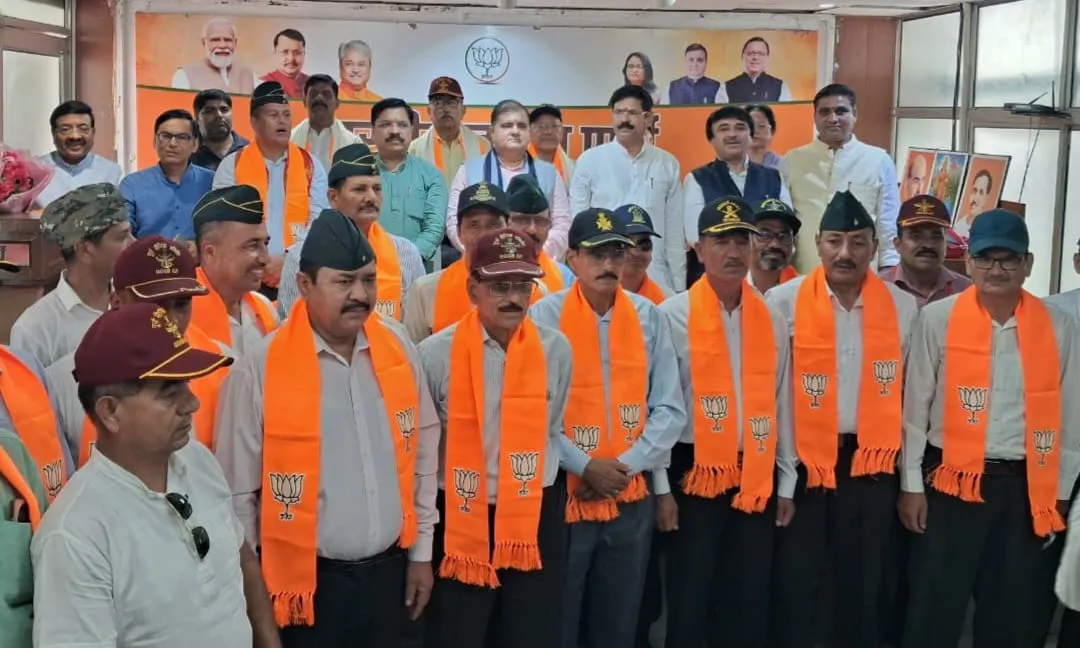 सैकड़ों पूर्व वरिष्ठ सैन्य अधिकारी और विभिन्न दलों के नेता भाजपा में शामिल