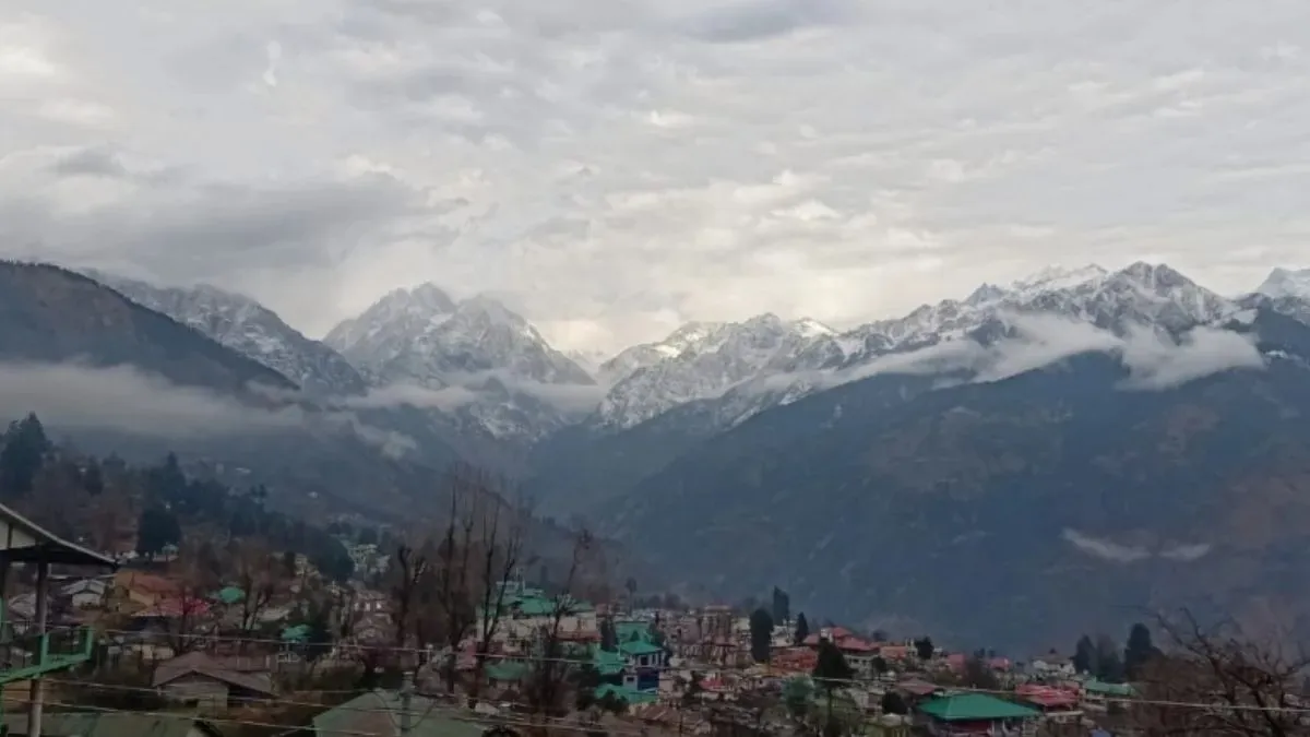Uttarakhand Weather: अब और बढ़ेगी ठंड आज पहाड़ों में बारिश-बर्फबारी के आसार, घने कोहरे का येलो अलर्ट