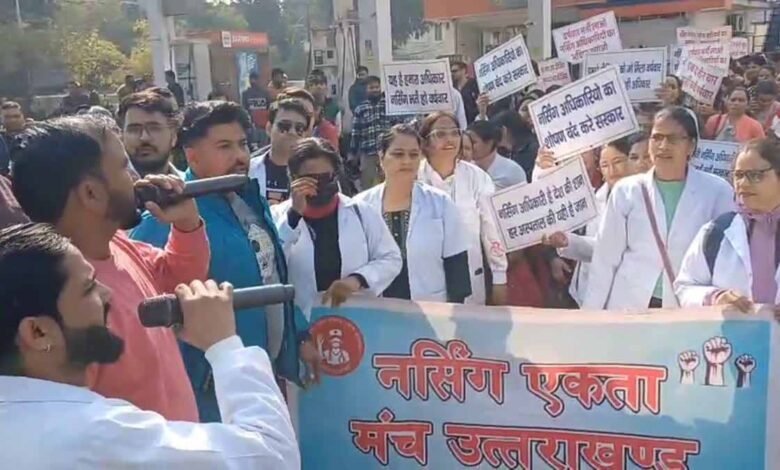 नर्सिंग अभ्यर्थियों ने घेरा मंत्री धन सिंह रावत का आवास:7 दिनों से जारी प्रदर्शन, हरक सिंह रावत बोले- मांगें मानीं तो धामी के लिए पूजा करेंगे
