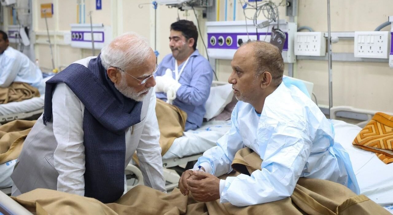 भूटान से लौटते ही LNJP अस्पताल पहुंचे पीएम मोदी, ब्लास्ट में हुए घायलों से की मुलाकात