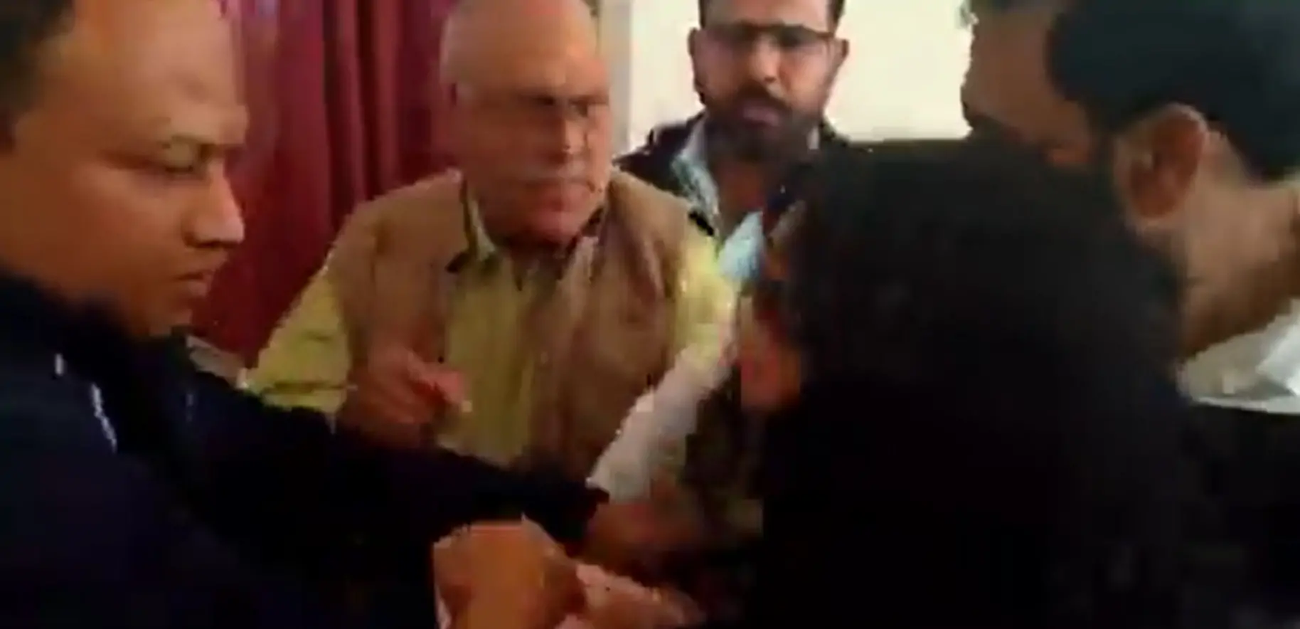 प्रारंभिक शिक्षा निदेशालय में हंगामा: वीडियो बनाते पत्रकार और निदेशक के बीच झड़प, मोबाइल छीने जाने से मचा बवाल